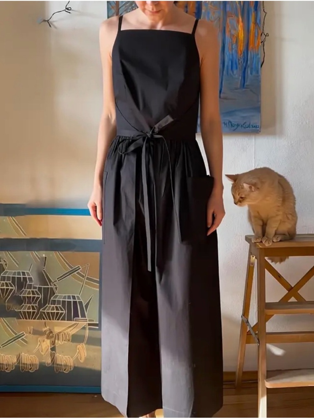 Sleeveless dress with adjustable waist